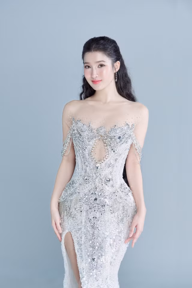 Sau bộ trang phục dân tộc Cò ơi lấy tông màu trắng làm chủ đạo, Á hậu Phương Nhi tiếp tục gây chú ý khi công bố hai mẫu đầm dạ hội cũng mang sắc trắng sẽ trình diễn tại Hoa hậu Quốc tế 2023. Ảnh: NVCC