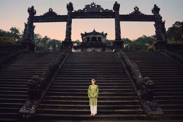 Thùy Tiên trước Lăng Khải Định. Ảnh: CTV/Vietnam+