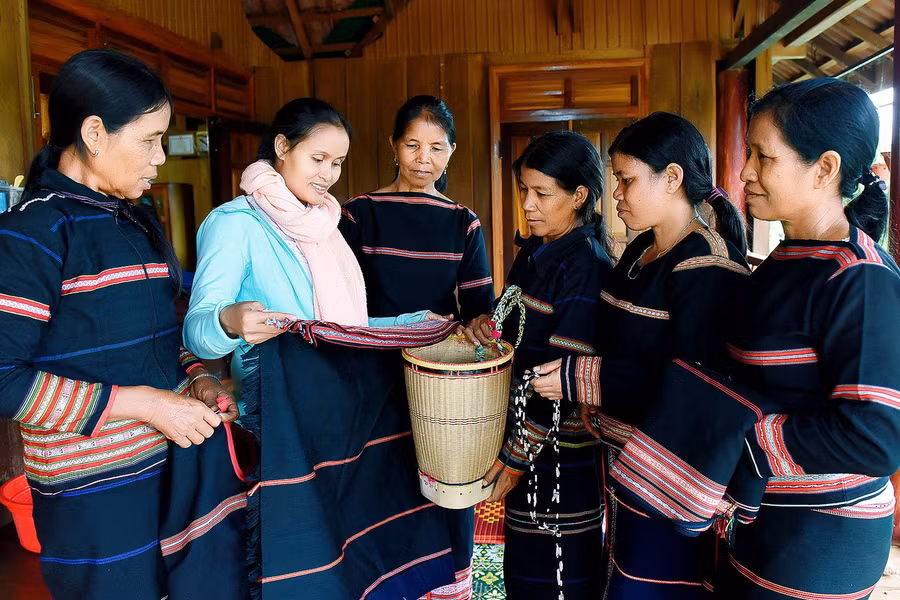 Đội ngũ cán bộ, công chức người dân tộc thiểu số ngày càng được trẻ hóa, tăng dần tỷ lệ nữ. Ảnh: Đức Thụy