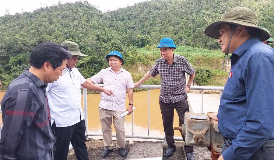 Ủy viên Ban Chấp hành Trung ương Đảng, Bí thư Tỉnh ủy, Chủ tịch HĐND tỉnh Hồ Văn Niên (thứ 2 từ trái sang) kiểm tra tại hồ chứa thủy lợi Plei Keo. Ảnh: Nguyễn Diệp