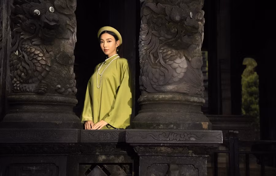 Hoa hậu Thùy Tiên mặc Cổ phục tại Lăng Khải Định. Ảnh: CTV/Vietnam+