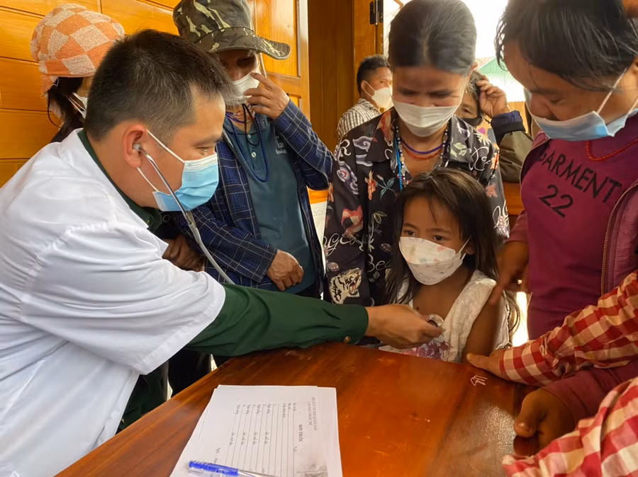 Bác sĩ Phòng khám Axan thăm khám cho người dân