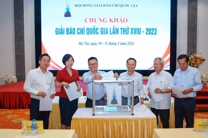 Thành viên Hội chung khảo bỏ phiếu chấm các tác phẩm tại vòng chung khảo. (Ảnh: C.L) Thành viên Hội chung khảo bỏ phiếu chấm các tác phẩm tại vòng chung khảo. (Ảnh: C.L)