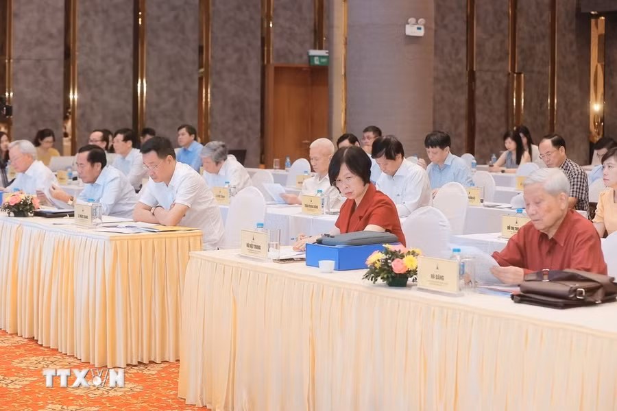 Thành viên Hội đồng chung khảo Giải báo chí quốc gia lần thứ XVIII tham dự. (Ảnh: Minh Quyết/TTXVN) Thành viên Hội đồng chung khảo Giải báo chí quốc gia lần thứ XVIII tham dự. (Ảnh: Minh Quyết/TTXVN)