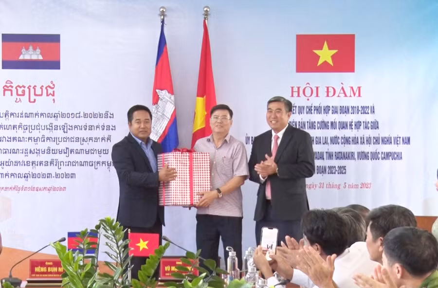 Lãnh đạo huyện Đức Cơ tặng quà cho chính quyền huyện Oyadav. Ảnh: Vĩnh Hoàng