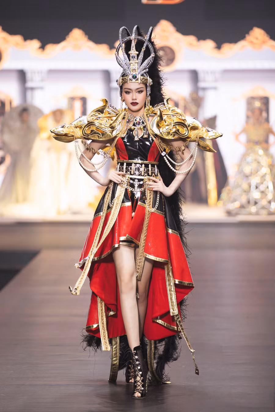 Á hậu Đặng Thanh Ngân khoác lên người bộ trang phục được lấy cảm hứng từ các quân cờ trong bàn cờ vua. Ảnh: NVCC