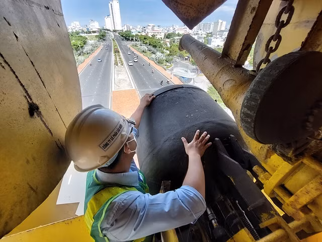 'Biệt đội' chăm sóc những cây cầu - Ảnh 2.