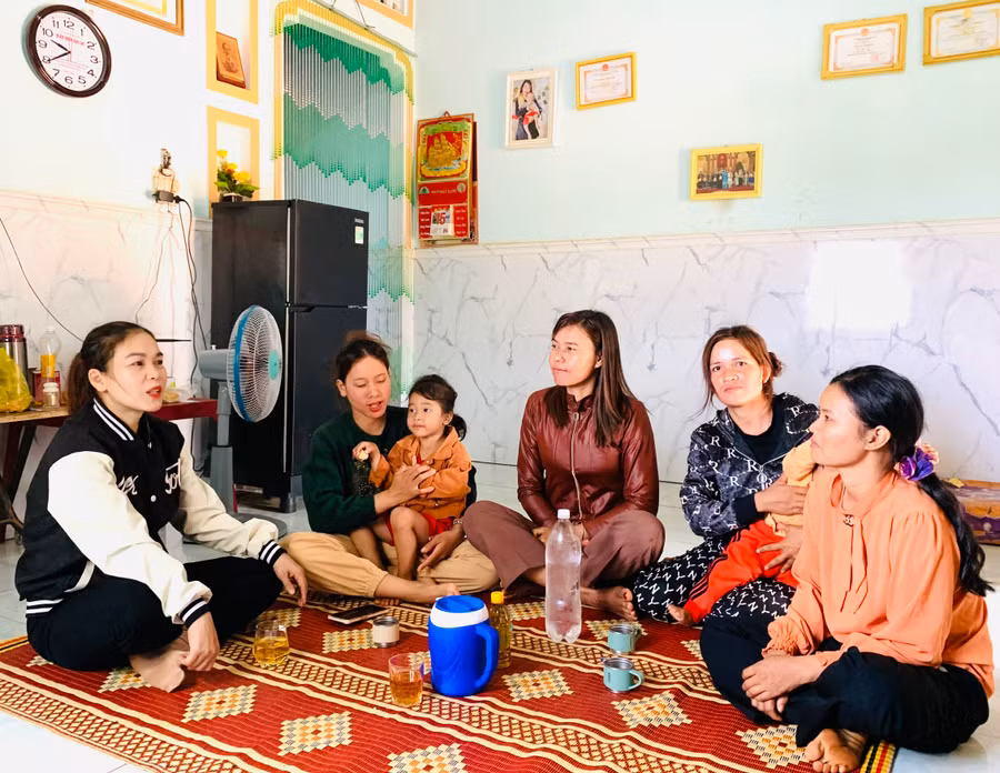 Chị Hường (bìa trái) thường xuyên tới tận nhà để vận động chị em hạn chế sinh con thứ 3. Ảnh: Nhật Hào