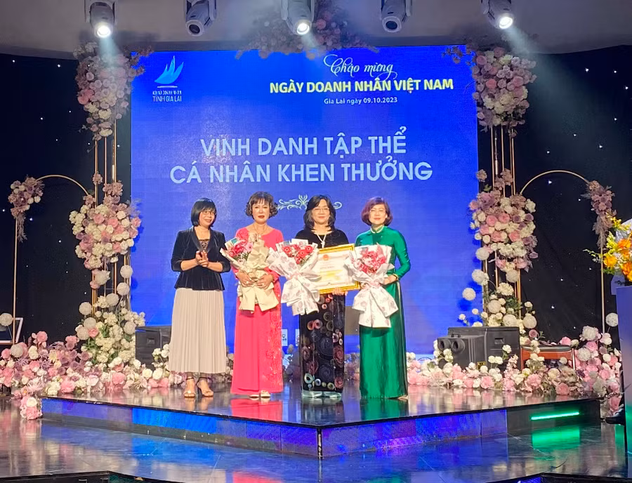 Đồng chí Nguyễn Thị Thanh Lịch-Phó Chủ tịch UBND tỉnh trao Bằng khen của Chủ tịch UBND tỉnh cho Hội Nữ doanh nhân. Ảnh: Hà Duy