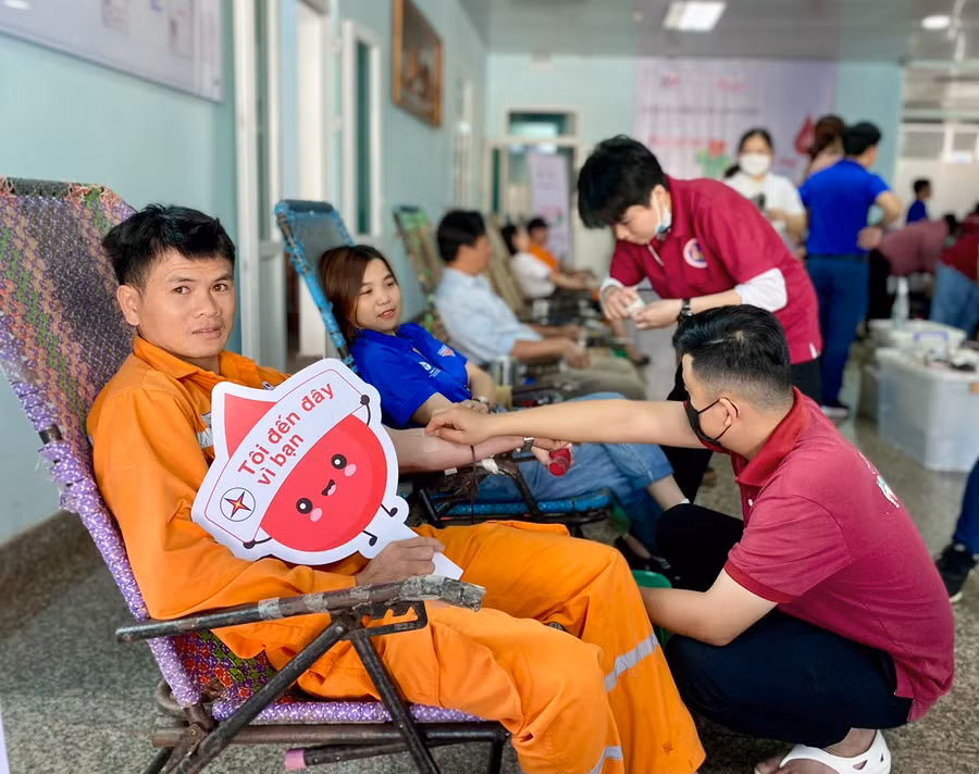Có gần 200 cán bộ, công nhân và người lao động thuộc Công ty Điện lực Gia Lai tham gia hiến máu nhằm hưởng ứng chương trình “Tuần lễ hồng EVN lần thứ IX”. Ảnh: Hà Duy