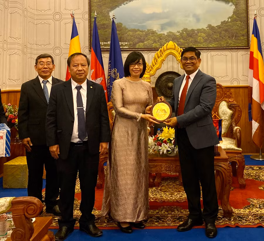 Đồng chí Nguyễn Thị Thanh Lịch-Phó Chủ tịch UBND tỉnh tặng quà lưu niệm cho ông Nhem Sam Oeun-Bí thư Tỉnh ủy, Tỉnh trưởng tỉnh Ratanakiri. Ảnh: Hà Duy