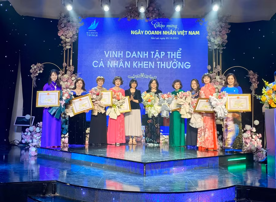 Các cá nhân nhận Bằng khen của Chủ tịch UBND tỉnh vì đã có những đóng góp tích cực trong sự phát triển kinh tế-xã hội, an sinh xã hội trên địa bàn tỉnh. Ảnh: Hà Duy