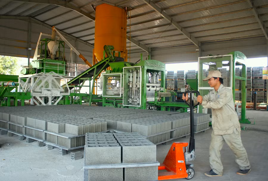 Sản xuất gạch không nung tại Nhà máy Gạch ngói không nung Tiến Minh Gia Lai (Cụm công nghiệp Diên Phú, TP. Pleiku). Ảnh Hà Duy