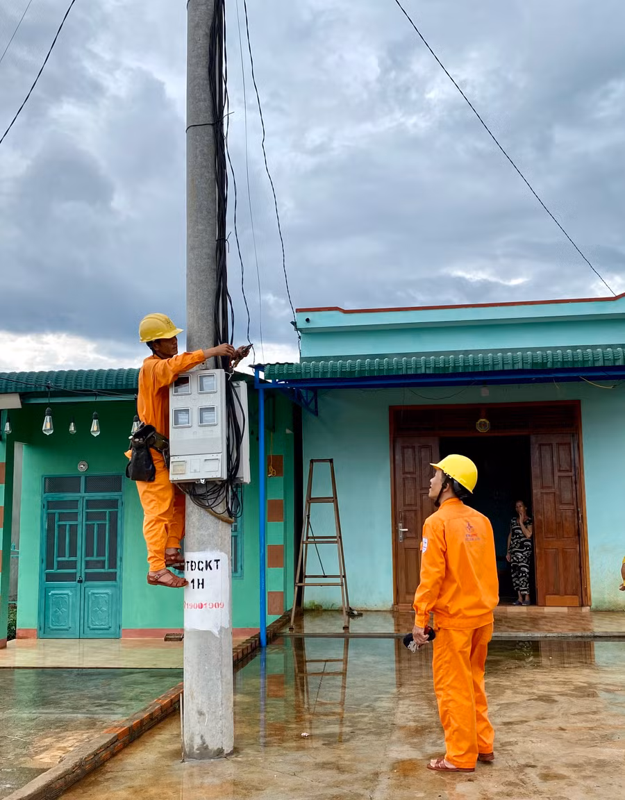 Kéo điện về khu tái định cư. Ảnh: Hà Duy