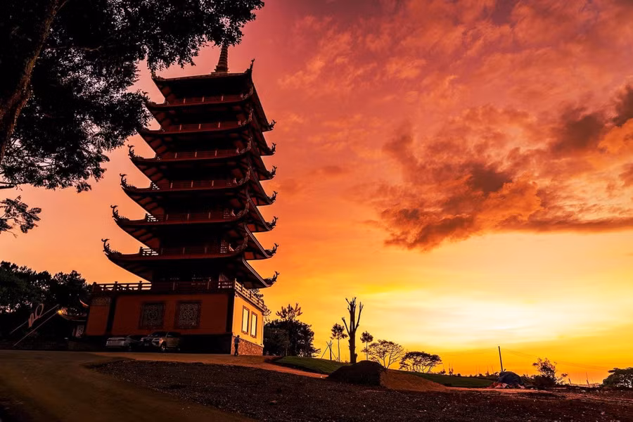 Hoàng hôn buông xuống, Tu viện Bát Nhã càng mê hoặc lòng người. Ảnh: Đình Sơn