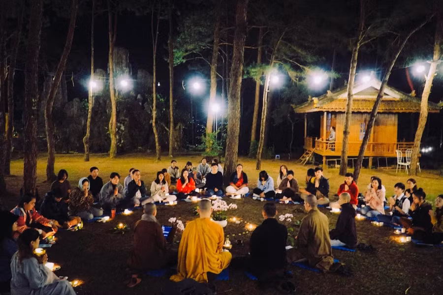 Phật tử khách ở xa có thể ở lại Tu viện. Tại đây, phật tử được xếp chỗ ở, được mời cơm chay và học thiền. Ảnh: Đình Sơn