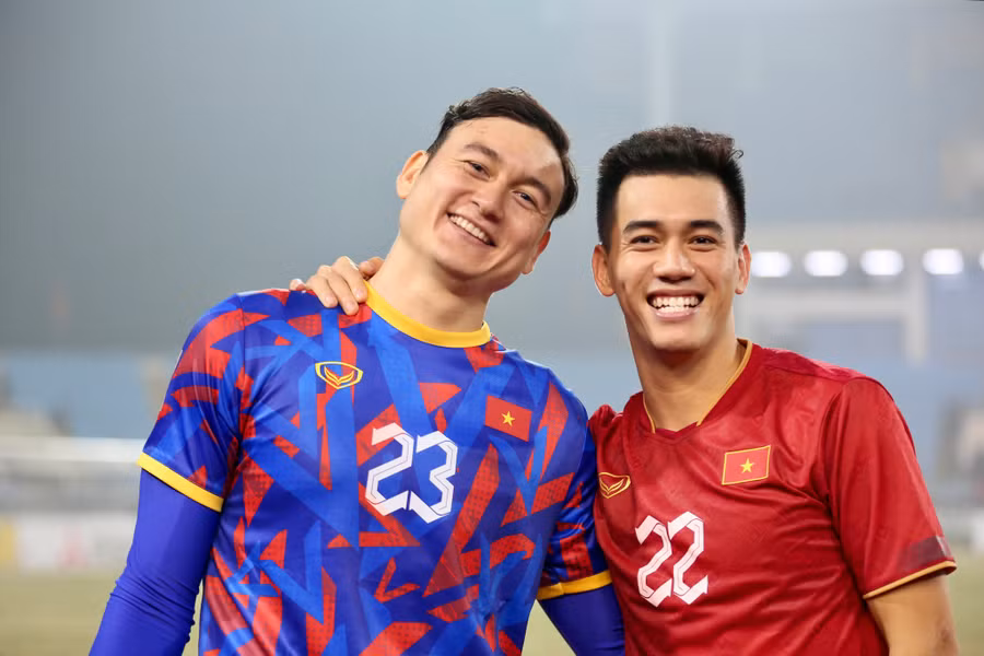 Tiến Linh và Văn Lâm cùng có tên trong đội hình tiêu biểu AFF Cup 2022. Ảnh: Ngọc Linh