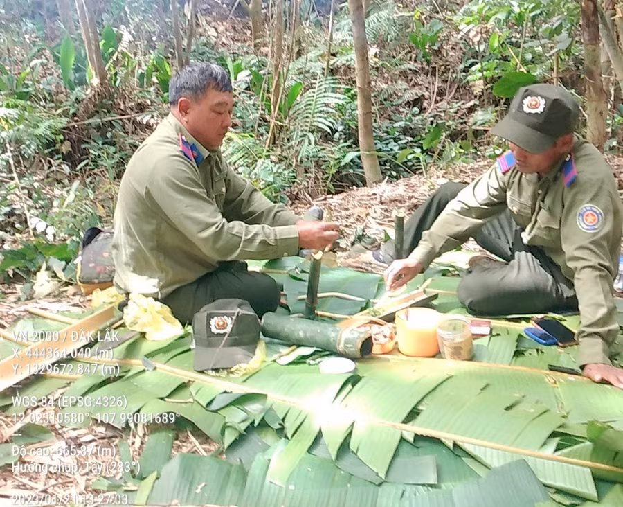 Bữa cơm đạm bạc giữa rừng của lực lượng quản lý bảo vệ rừng ở Ban Quản lý rừng phòng hộ Đắk Măng. Ảnh: Trường Giang