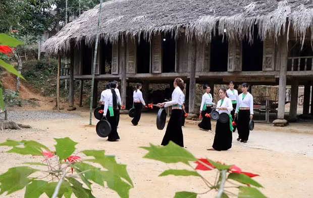 Phụ nữ người Mường đánh chiêng đón mừng năm mới. Ảnh minh họa: Trung Kiên/TTXVN