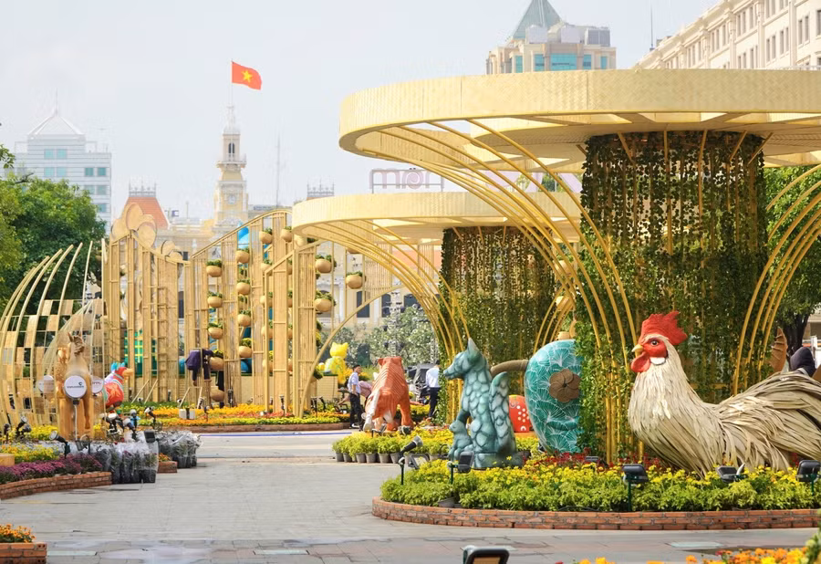 “Vùng ký ức” gồm 20 linh vật đã từng xuất hiện tại vị trí cổng chào được thể hiện ở mức tương đồng đến 80% so với nguyên bản năm xưa cùng xuất hiện tại Đường hoa Nguyễn Huệ năm Quý Mão. Ảnh: Chân Phúc