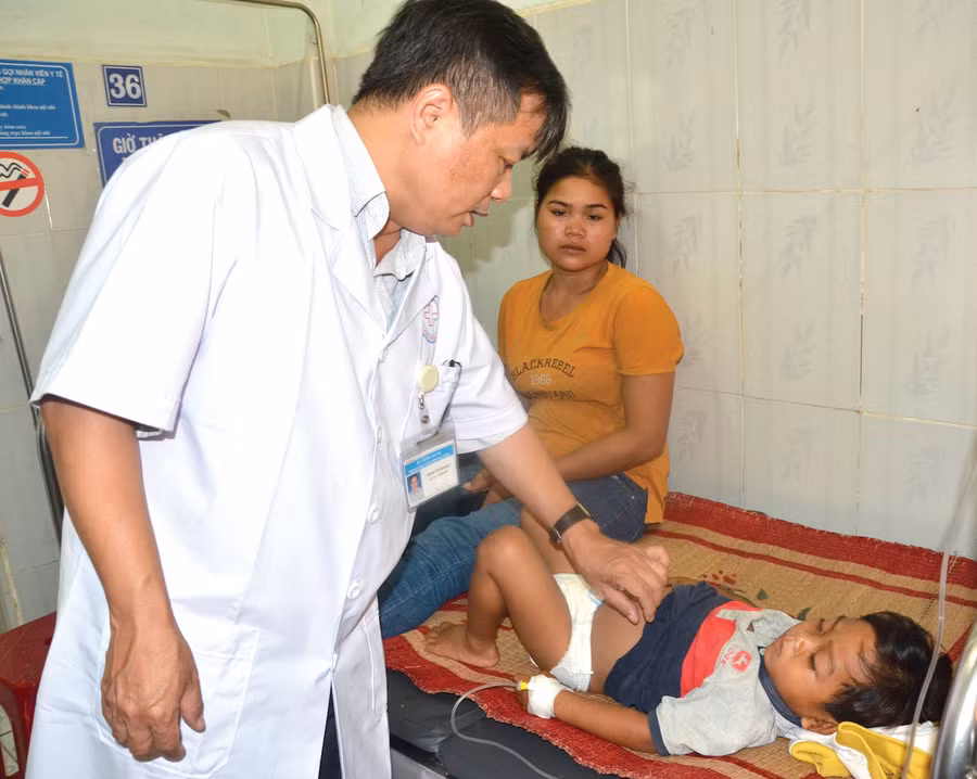 Bác sĩ Phạm Chí Quang-Giám đốc TTYT huyện Phú Thiện-thăm khám cho bệnh nhân. Ảnh: Bảo An