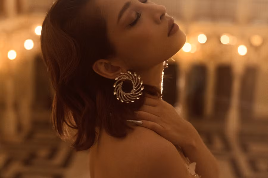 Được biết, đây là trang phục do Dat Nguyen - sinh viên trường Văn Lang thiết kế. Stylist Kenxy còn chọn cho Chi Pu một đôi cao gót trắng đồng điệu và hoa tai bản to đính đá giúp tổng thể trang phục thêm hoàn thiện