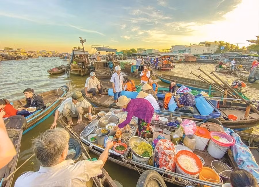Chợ nổi Cái Răng họp trên sông, nên muốn mua hàng và tham quan du khách phải ngồi trên những chiếc xuồng. Đến chợ, bạn vừa được thả hồn tận hưởng những làn gió mát dịu vừa mua sắm các loại trái cây, nông sản buôn bán trên ghe xuồng. Ảnh: T.L