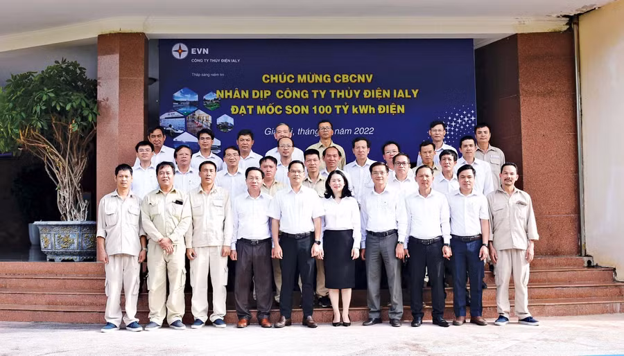 Ông Đoàn Tiến Cường-Giám đốc Công ty Thủy điện Ialy (hàng đầu, thứ 5 từ trái sang) cùng ê kíp vận hành chúc mừng Công ty đạt 100 tỷ kWh điện vào lúc 6 giờ 22 phút ngày 2-12-2022. Ảnh: Đ.Y