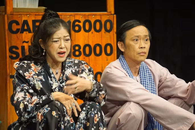 NS Hồng Trang và danh hài Hoài Linh trong vở "Thả thính mà hổng dính". NS Hồng Trang và danh hài Hoài Linh trong vở "Thả thính mà hổng dính".