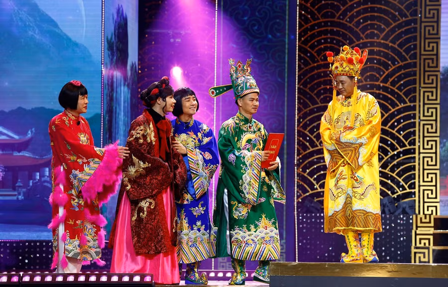 Nghệ sỹ Ưu tú Xuân Bắc (thứ hai từ phải sang) cùng các nghệ sỹ tham gia Táo Quân 2023. Ảnh: VTV