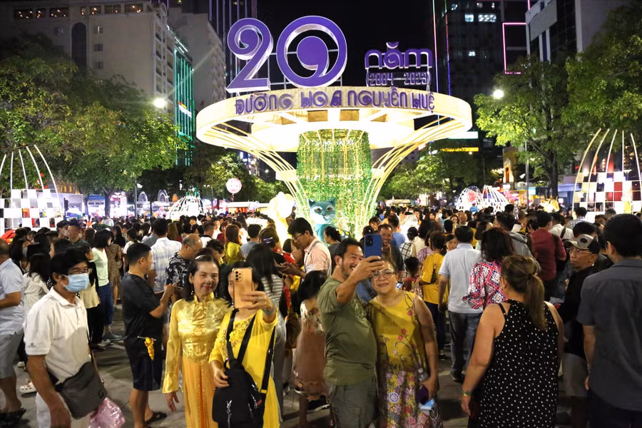 Đông nghịt khách đến tham quan, thưởng lãm tại Đường hoa Nguyễn Huệ 2023. Ảnh: Anh Tú
