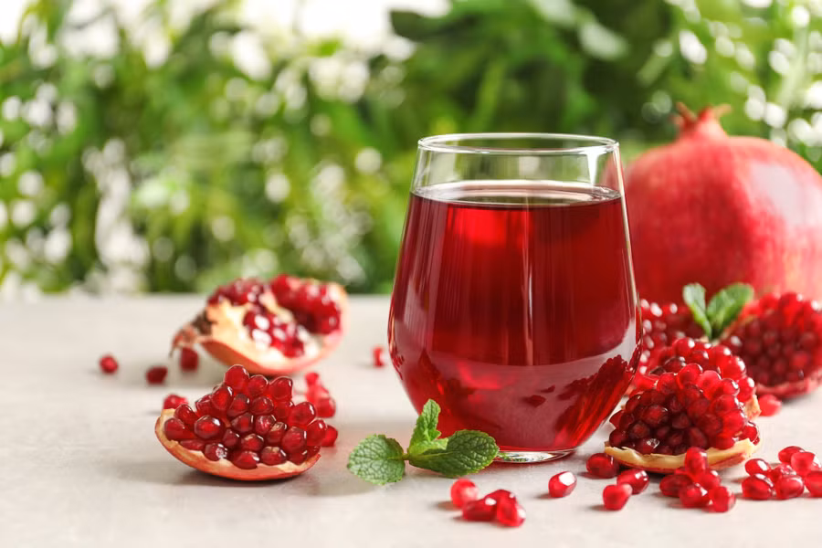 Các loại trái cây như việt quất, táo (đặc biệt là phần vỏ), lựu, cam, cà chua…cực kỳ giàu chất chống oxy hóa. Ảnh: Shutterstock Các loại trái cây như việt quất, táo (đặc biệt là phần vỏ), lựu, cam, cà chua…cực kỳ giàu chất chống oxy hóa. Ảnh: Shutterstock