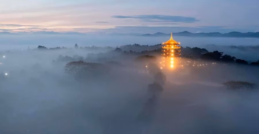 Vào sáng bình minh, Tu viện chìm trong mây lung linh, huyền ảo. Ảnh: TVBN
