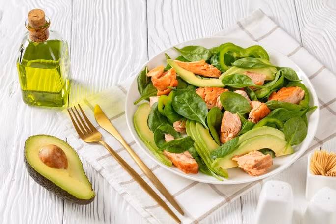 Một đĩa salad cá hồi, cải bó xôi và quả bơ sẽ giúp ích cho bạn trong một buổi sáng còn lừ đừ sau tiệc rượu đêm qua. Ảnh minh họa từ Internet