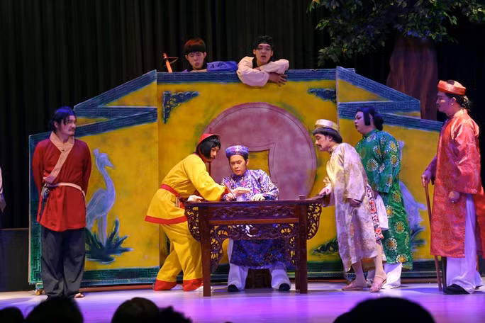 Một cảnh trong vở hài kịch dân gian "Đụng vô là phỏng tay" tại sân khấu Trương Hùng Minh Một cảnh trong vở hài kịch dân gian "Đụng vô là phỏng tay" tại sân khấu Trương Hùng Minh