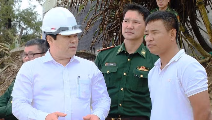 Ông Trần Phước Hiền (trái) có mặt tại hiện trường, chỉ đạo biện pháp ứng phó
