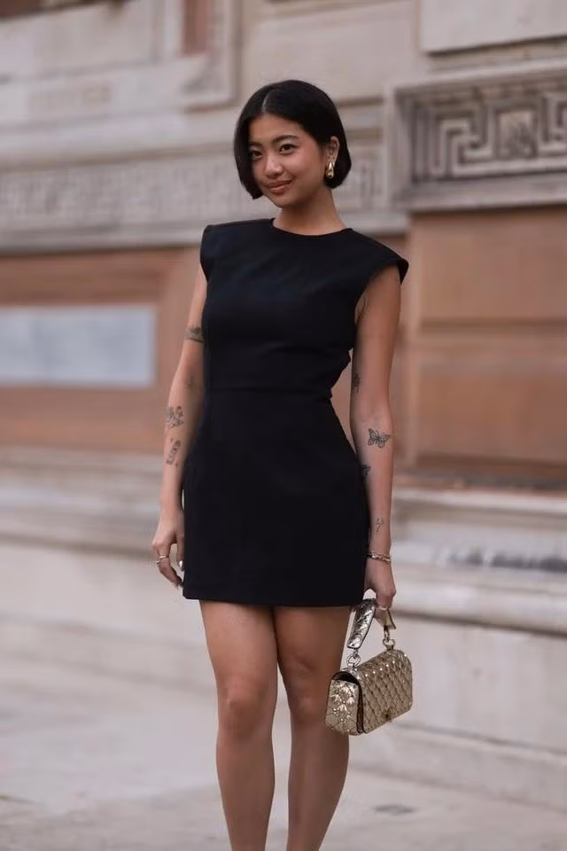 Ai cũng phải có một chiếc LBD trong tủ quần áo của mình. Món đồ này sẽ luôn sẵn sàng cứu cánh cho mọi hoạt động của ngày từ việc ăn trưa với đối tác, đi dạo phố chiều đến việc dự các buổi họp công sở. Có thể mặc nó một mình hoặc kết hợp với khăn khổ lớn, áo khoác lửng, blazer (tùy theo từng hoạt động), thậm chí là khoác ngoài một chiếc áo thun quá khổ - biến nó thành chiếc váy ngắn sành điệu cũng rất lạ mắt. Sự cơ bản và tính cổ điển của chiếc LBD chính là sự sành điệu, "biến hóa" và thời thượng của nó.