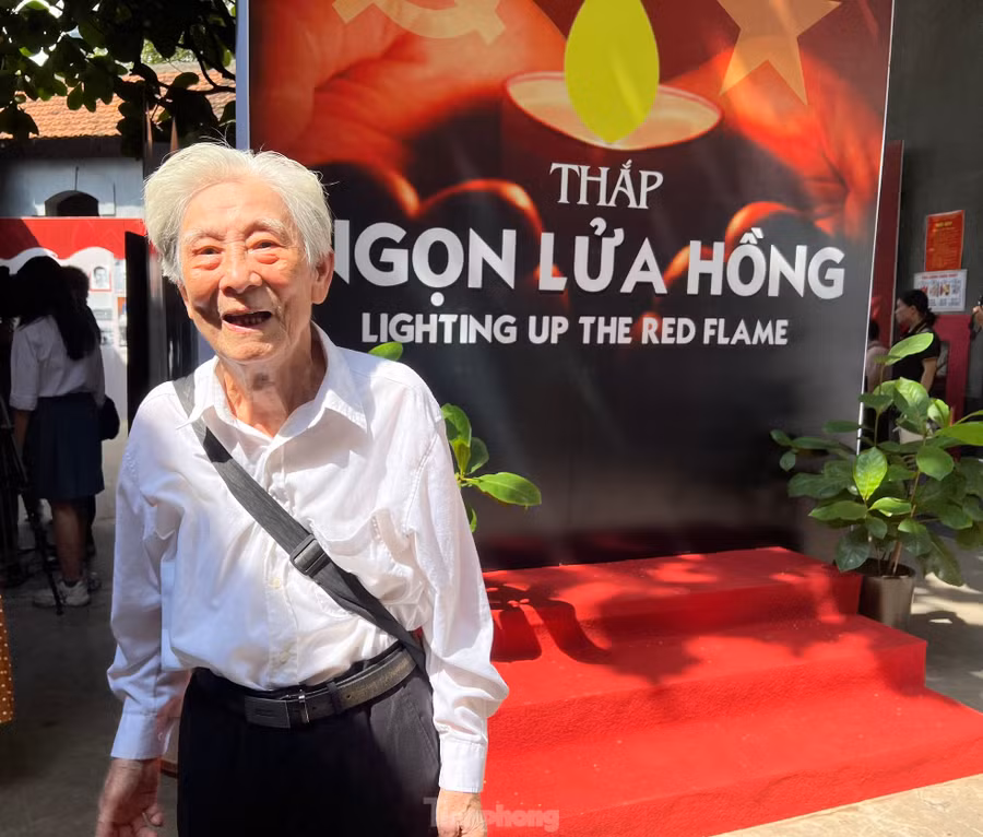 Cựu chiến binh Bùi Thêm năm nay ngoài 90 tuổi vẫn cố gắng tham quan trưng bày, nhớ lại kỷ niệm thời chiến đấu. Ông tham gia cách mạng từ năm 1945.
