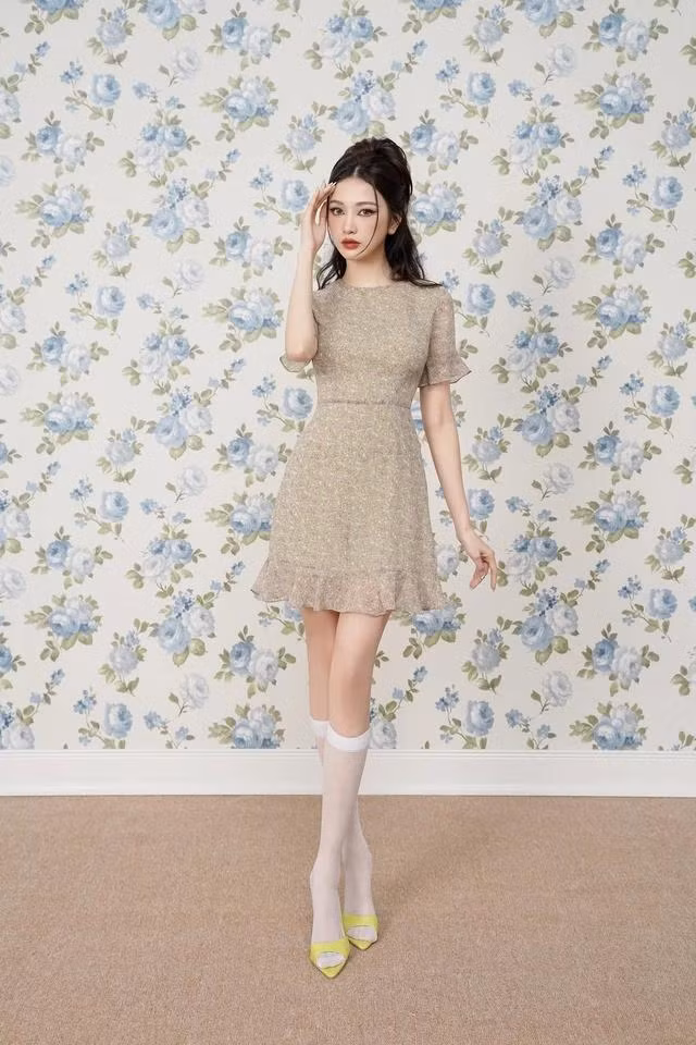 Thiết kế tinh giản nhưng chiếm được nhiều cảm tình với tông màu xanh mát mắt điểm xuyết họa tiết hoa nhí tím nhạt cực tôn da. Phom dáng huyền thoại khoe trọn đường eo cho người mặc cảm giác thon gọn, phần xếp bèo uyển chuyển nhấn nhá diện mạo thêm dịu dàng, nữ tính
