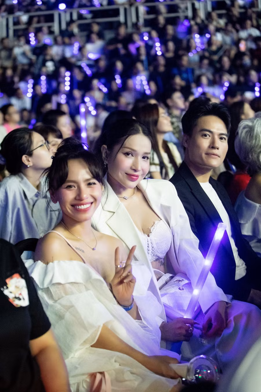 Ngọc Phước và Khả Như mặc phong cách gợi cảm khi đi xem nhạc. Hai nữ diễn viên đến live concert của Trung Quân Idol cùng Võ Tấn Phát. Ngọc Phước và Khả Như mặc phong cách gợi cảm khi đi xem nhạc. Hai nữ diễn viên đến live concert của Trung Quân Idol cùng Võ Tấn Phát.