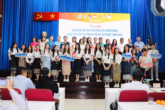 Các gia đình nhận đỡ đầu sinh viên Lào, Campuchia đến TP.HCM học tập năm 2024