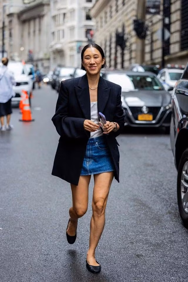 Chiếc áo dây, váy ngắn là phong cách của mùa hè, thêm chiếc blazer đen là mùa thu "ập tới", các nữ tín đồ có thể đi cùng với nó đến tận đầu mùa đông mà không hề lo lỗi mốt