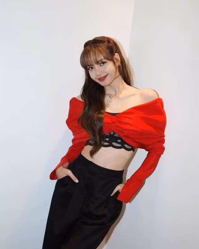 Những chiếc áo tay phồng điệu đà, nữ tính được cô phối cùng quần ống rộng/ quần shorts cá tính mang đến góc nhìn trẻ trung, gợi cảm thu hút mọi ánh nhìn Những chiếc áo tay phồng điệu đà, nữ tính được cô phối cùng quần ống rộng/ quần shorts cá tính mang đến góc nhìn trẻ trung, gợi cảm thu hút mọi ánh nhìn