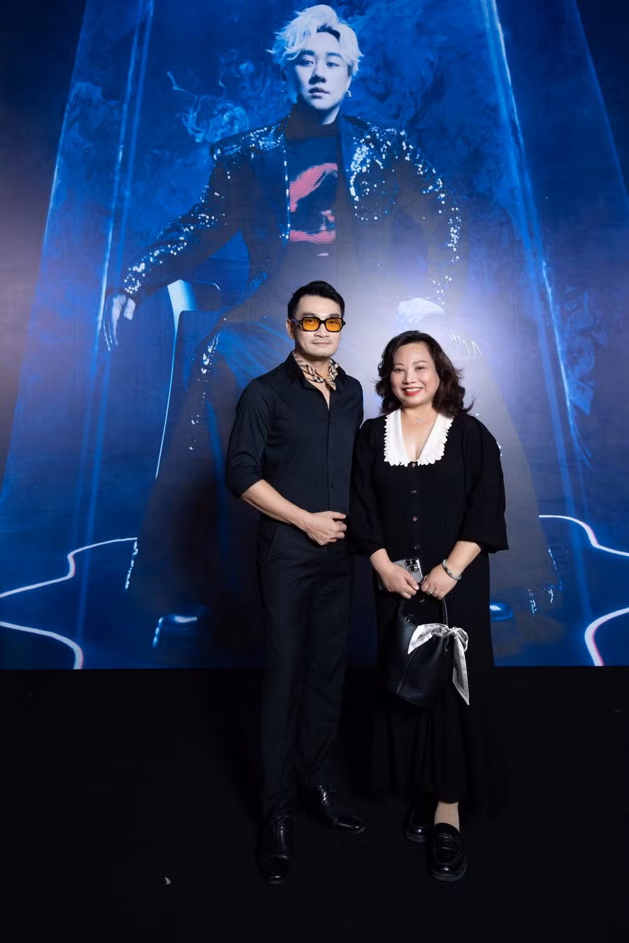 Trương Minh Quốc Thái bảnh bao xem live concert. Nam diễn viên dùng kính mát và khăn cổ làm điểm nhấn. Trương Minh Quốc Thái bảnh bao xem live concert. Nam diễn viên dùng kính mát và khăn cổ làm điểm nhấn.