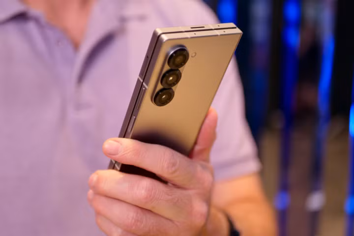 Dù đã mỏng hơn các thế hệ tiền nhiệm nhưng Z Fold 6 vẫn khá dày. (Ảnh: Digital Trends) Dù đã mỏng hơn các thế hệ tiền nhiệm nhưng Z Fold 6 vẫn khá dày. (Ảnh: Digital Trends)