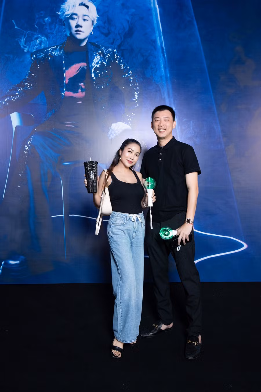 NSƯT Ốc Thanh Vân tranh thủ thời gian về Việt Nam, cùng chồng Trí Rùa xem Live concert 1689 của Trung Quân Idol. Nữ ca sĩ mặc đơn giản, trẻ trung đi xem nhạc. Thời gian qua, cô sang Australia để lo việc học cho hai con, tranh thủ livestream bán hàng online. NSƯT Ốc Thanh Vân tranh thủ thời gian về Việt Nam, cùng chồng Trí Rùa xem Live concert 1689 của Trung Quân Idol. Nữ ca sĩ mặc đơn giản, trẻ trung đi xem nhạc. Thời gian qua, cô sang Australia để lo việc học cho hai con, tranh thủ livestream bán hàng online.