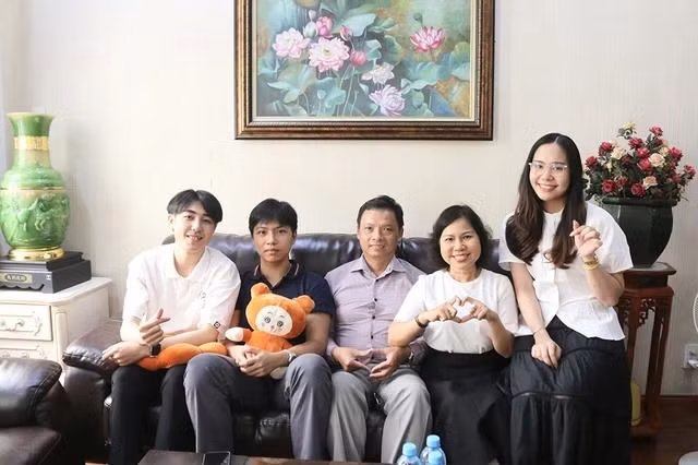 Roungvilay (bìa phải) và Pele (bìa trái) xem gia đình mẹ Gấm như ngôi nhà thứ hai của mình Roungvilay (bìa phải) và Pele (bìa trái) xem gia đình mẹ Gấm như ngôi nhà thứ hai của mình