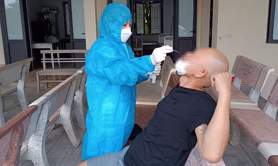 Cán bộ Trung tâm Y tế huyện Hiệp Hòa (tỉnh Bắc Giang) lấy mẫu xét nghiệm cho trường hợp có nguy cơ lây nhiễm bệnh bạch hầu cao. Ảnh Sỹ Quyết/Nguồn vietnamnet.vn