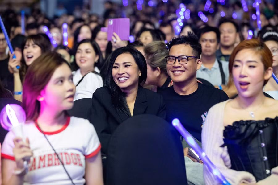 Phương Thanh hòa theo cảm xúc trong đêm diễn của Trung Quân Idol. Tại live concert, Bướm Mặt Trăng thể hiện nhiều bản hit như Anh tự do nhưng cô đơn, Tình nào không như tình đầu, Chân ái, Tình nhân ơi... Phương Thanh hòa theo cảm xúc trong đêm diễn của Trung Quân Idol. Tại live concert, Bướm Mặt Trăng thể hiện nhiều bản hit như Anh tự do nhưng cô đơn, Tình nào không như tình đầu, Chân ái, Tình nhân ơi...