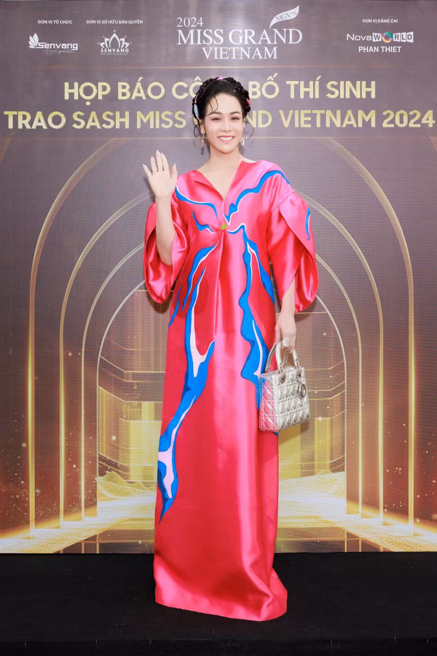 Ca sĩ Nhật Kim Anh nổi bật tại sự kiện khi chọn thiết kế màu sắc, kết hợp với cách trang điểm, làm tóc đồng điệu với trang phục
